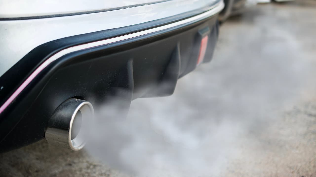 Cada modelo nuevo que se vende en Estados Unidos recibe una calificación por la contaminación que arroja al aire. Esta calificación, que es otorgada por la
<b>Agencia de Protección Ambiental de Estados Unidos</b>, o
<b>EPA</b>por sus siglas en inglés, consiste de 10 puntos, 1 punto para los más contaminantes y 10 para los que no contaminan el aire como los carros eléctricos. Entre los contaminantes considerados por la EPA se encuentra el óxido de nitrógeno (N2O) muy común en las emisiones de los motores diésel, el mortal monóxido de carbono (CO), otros gases hidrocarburados y partículas sólidas, que es como se conoce el hollín que vemos salir de los tubos de escape de algunos vehículos, el cual se aloja en los pulmones de seres vivientes.
<br>
<br>
<b>Todos los vehículos de esta lista recibieron la mínima calificación 1 punto</b>, de parte de la EPA, por lo que los diferencia es el grado de sus emisiones de dióxido de carbono (CO2), el gas invernadero cuya concentración en la atmosfera está directamente relacionada al calentamiento del planeta. En promedio los carros en Estados Unidos emiten 411 gramos de CO2 por millas recorrida, todos los autos en la lista superan esa cifra ampliamente. Conócelos.