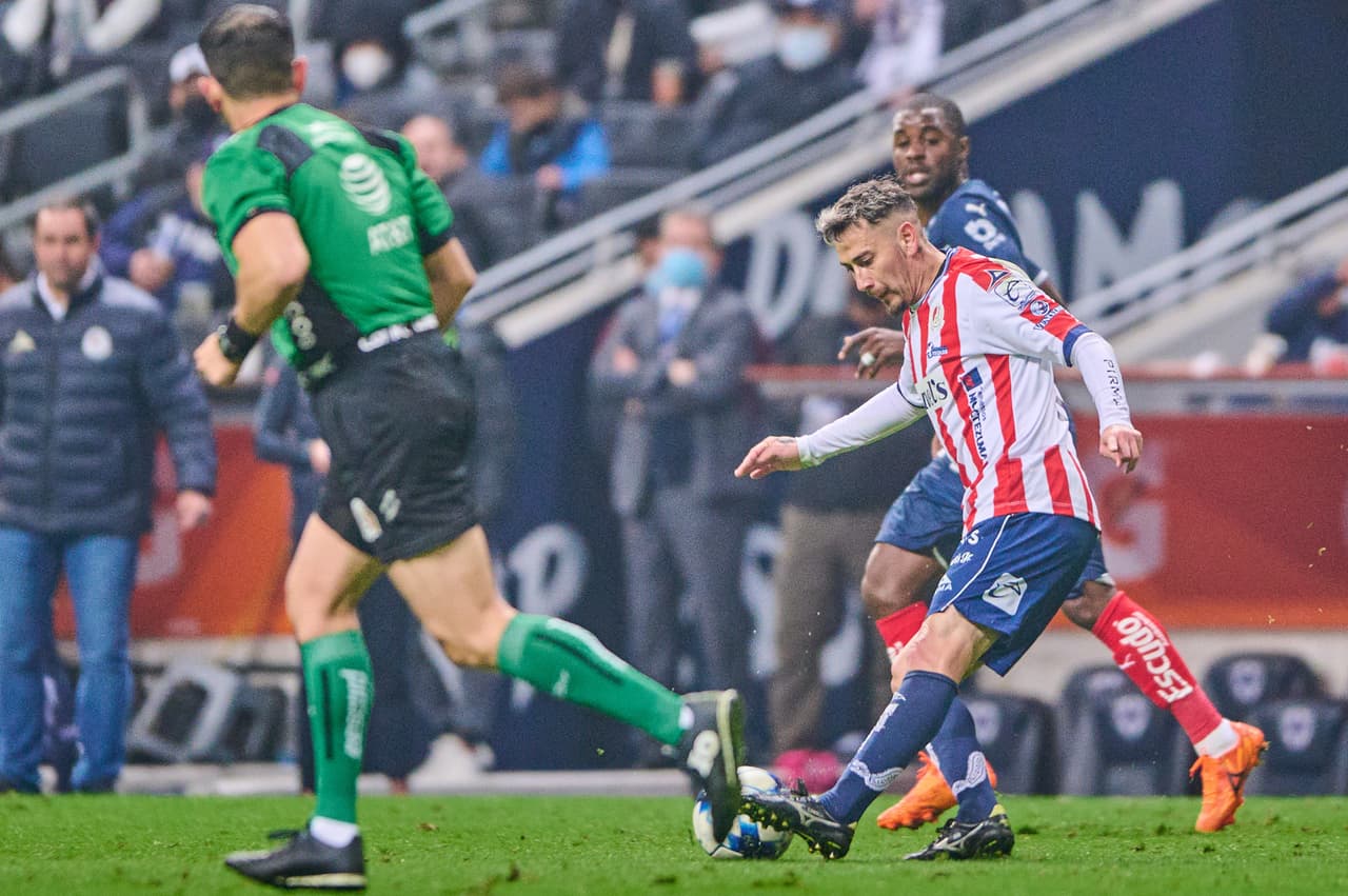 Monterrey controla el partido durante casi los 90 minutos, pero su delantera no es nada contundente y terminan cayendo 0-2 en el 'Giagnte de Acero'.