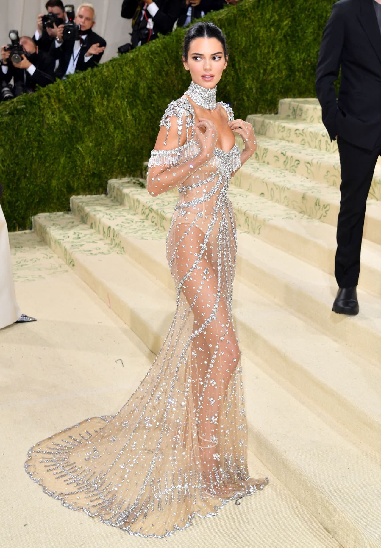 Una de las famosas que se lució en dicho evento fue la modelo 
<b>Kendall Jenner</b>. Se trató de un vestido transparente, ataviado de diamantes, de la firma Givenchy. Era un homenaje a uno de los vestuarios de Audrey Hepburn en ‘My Fair Lady’.