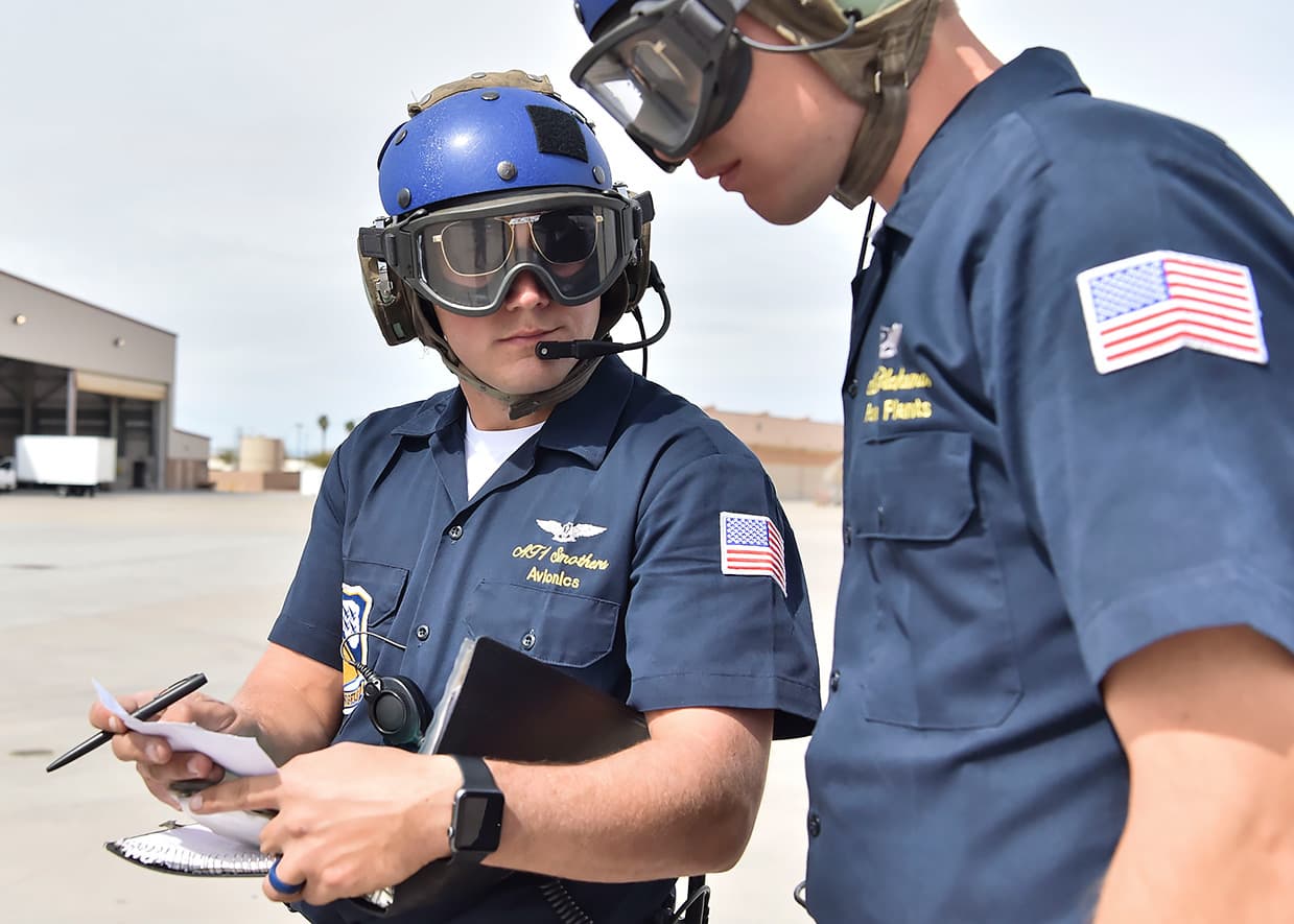 Este tipo de vuelos se realizan rompiendo la velocidad del sonido y los pilotos del escuadrón son seleccionados tras aplicar en la base administrativa del escuadrón.