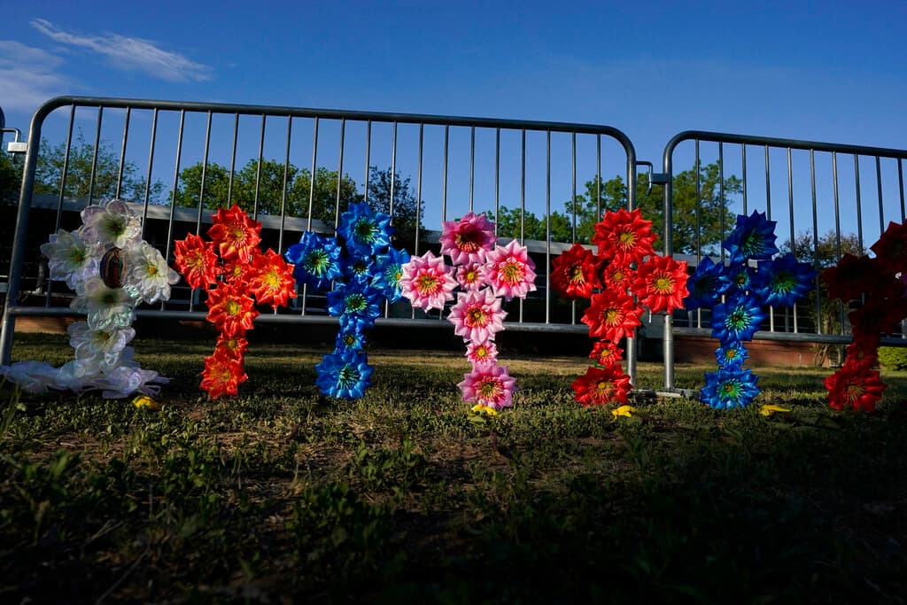 La luz de la mañana golpea las cruces colocadas en una barrera cerca del memorial de la escuela Robb.