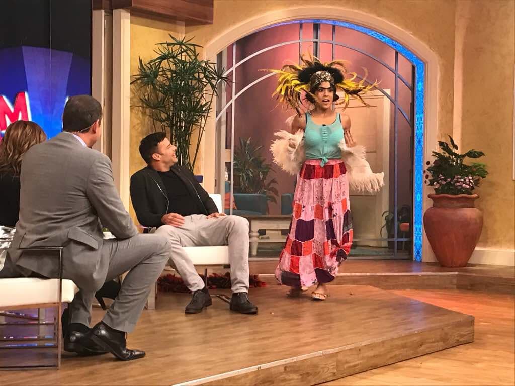 Mela es la perfecta bailarina para aparecer en sus conciertos.