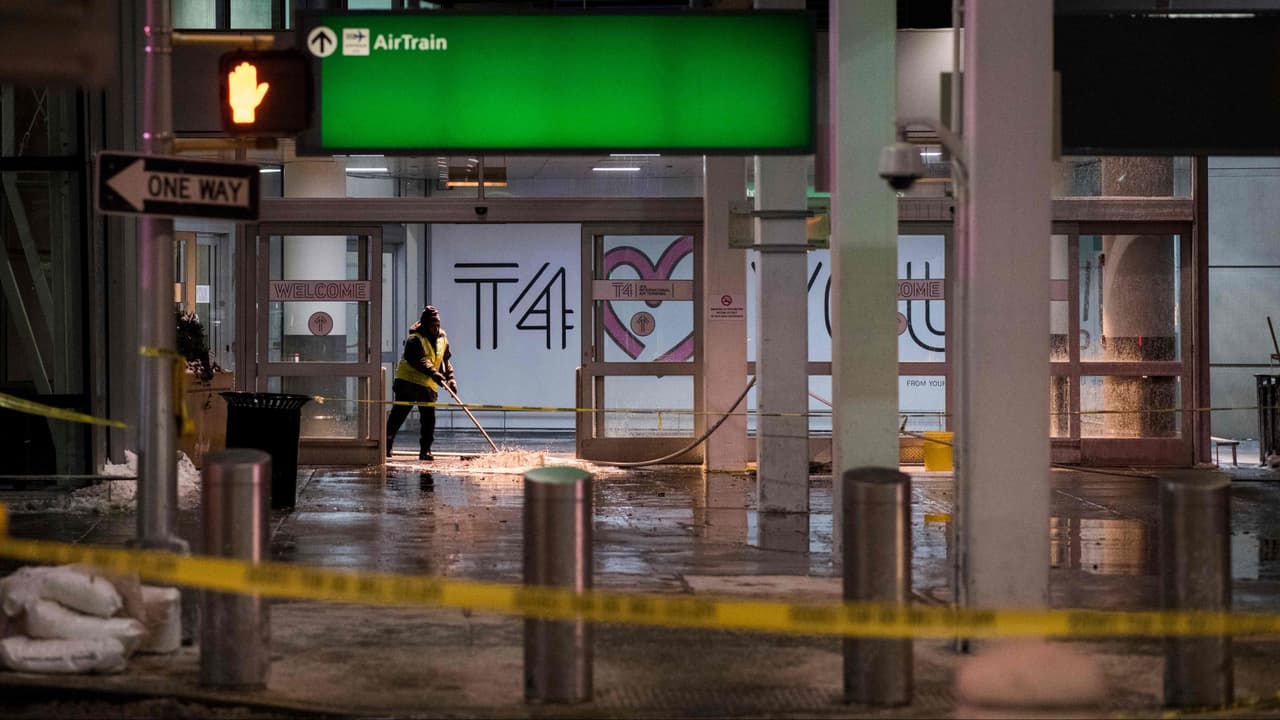 Autoridades investigan rotura de tubería que empeoró el caos en el aeropuerto JFK