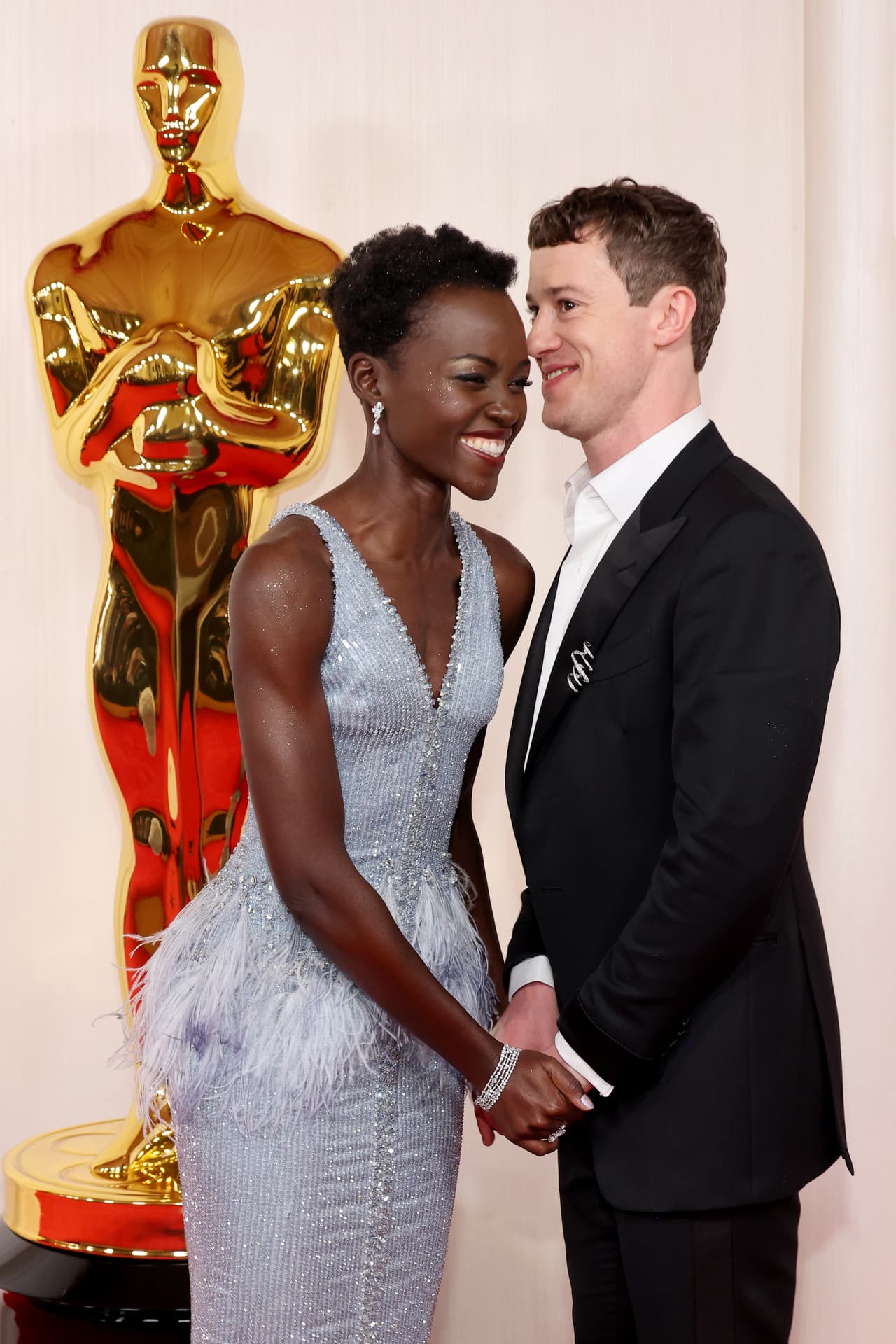 Lupita Nyong’o y Joseph Quinn posaron tomados de la mano.