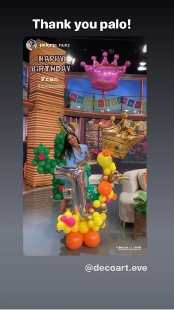 Otro de los regalos que le sacaron una gran sonrisa fue el arreglo de globos con la incial de su nombre y dos coronas.