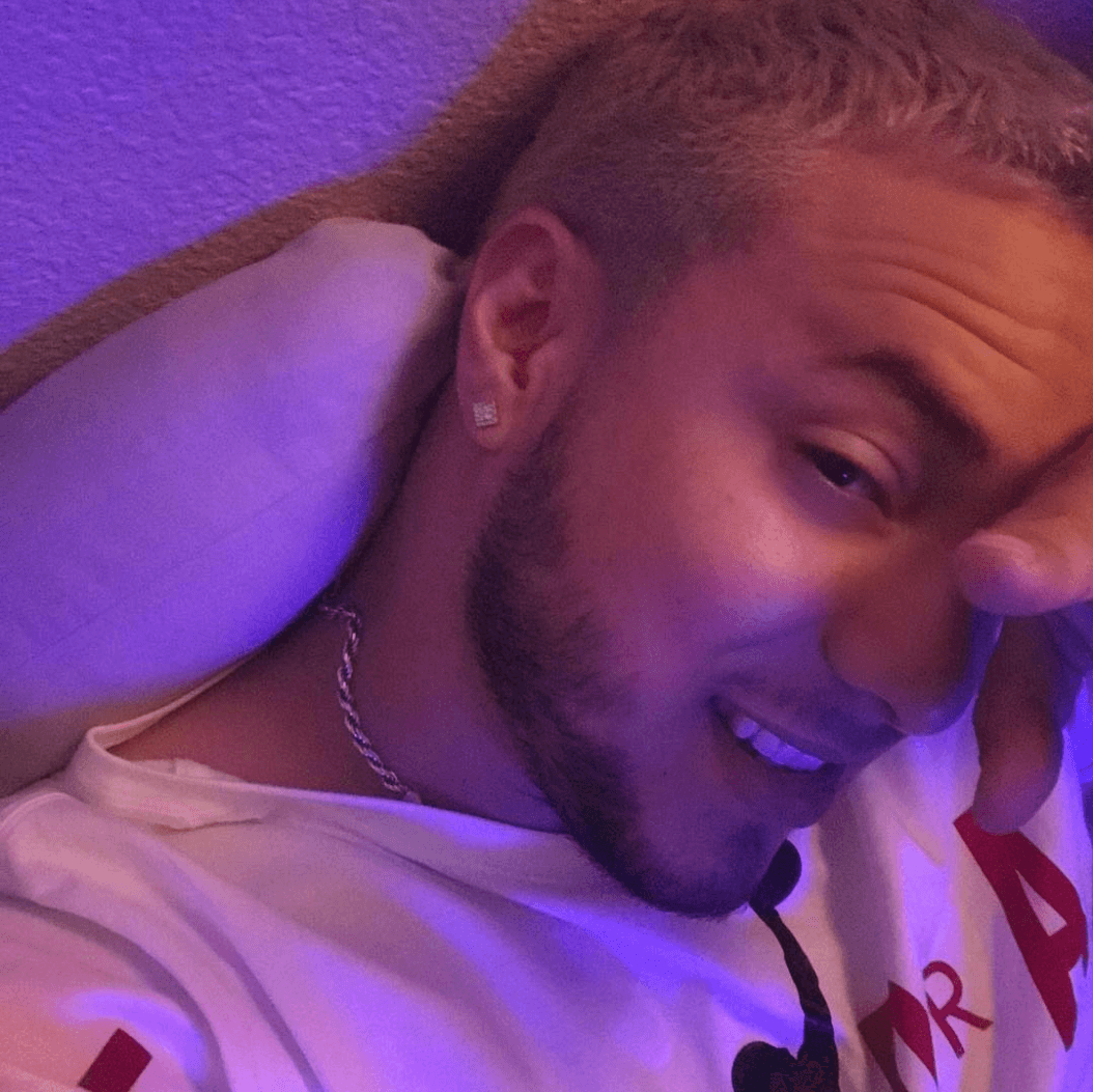 Lorenzo Méndez, exvocalista de La Original Banda El Limón, sorprendió a sus seguidores con este cambio de 'look' al teñir su cabello de color rubio.