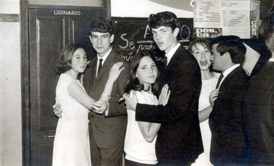 En su baile de graduación también cantó y era ya todo un rompecorazones.