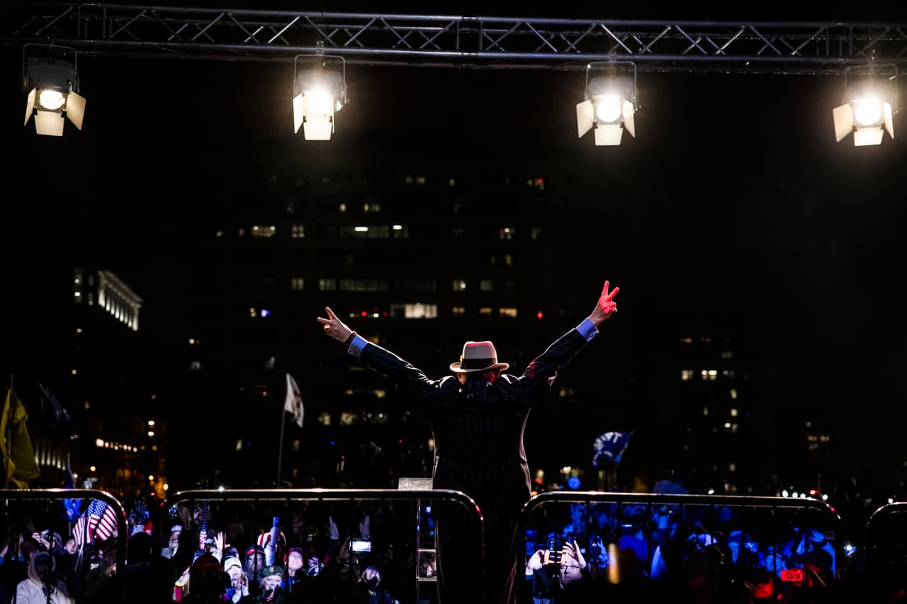 Roger Stone, uno de los más cercanos asesores de Trump, habló a los partidarios del presidente en la capital el martes en la noche. Fue condenado por mentir al Congreso pero luego el presidente Trump conmutó su condena.
<br>