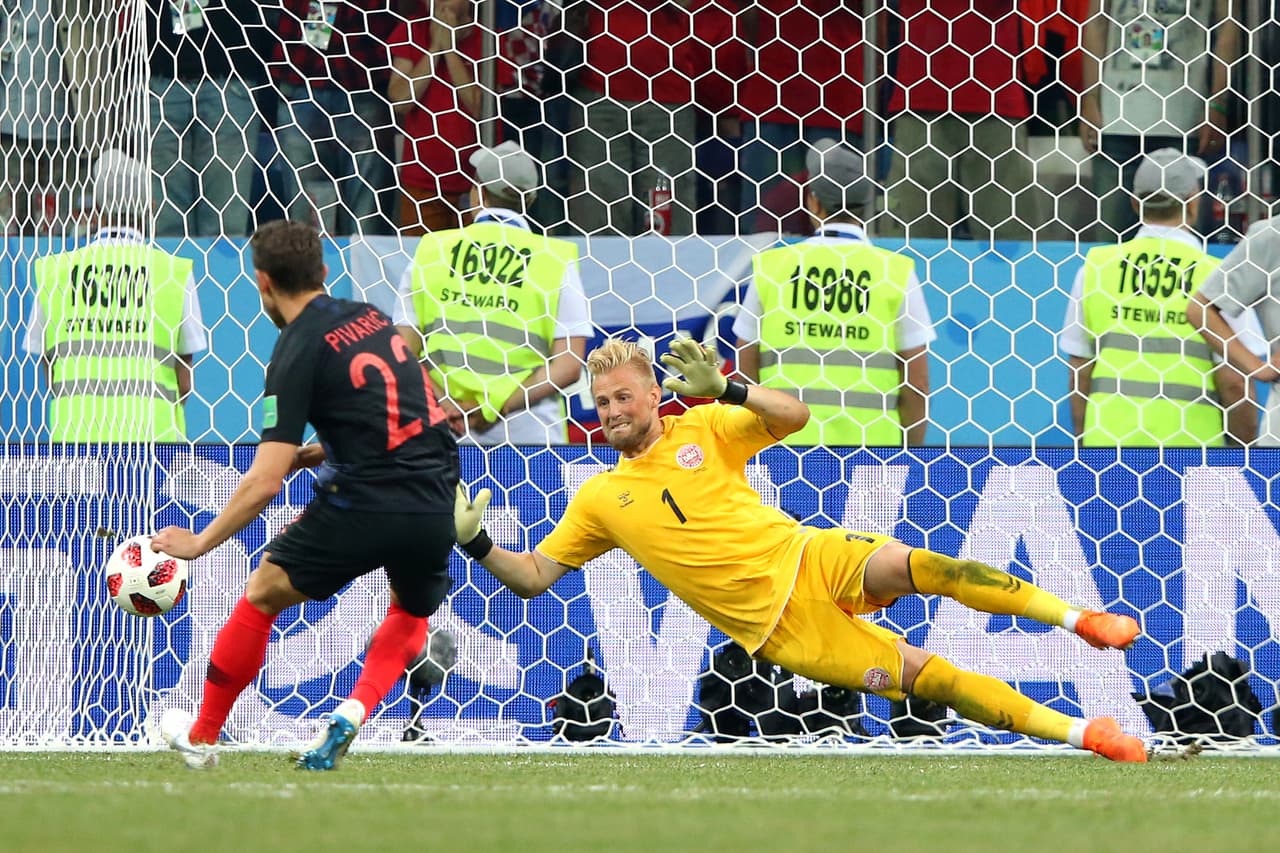 Kasper Schmeichel de nuevo dejó con las ganas de gol a Croacia, atajando el cobro de Josip Privaric.