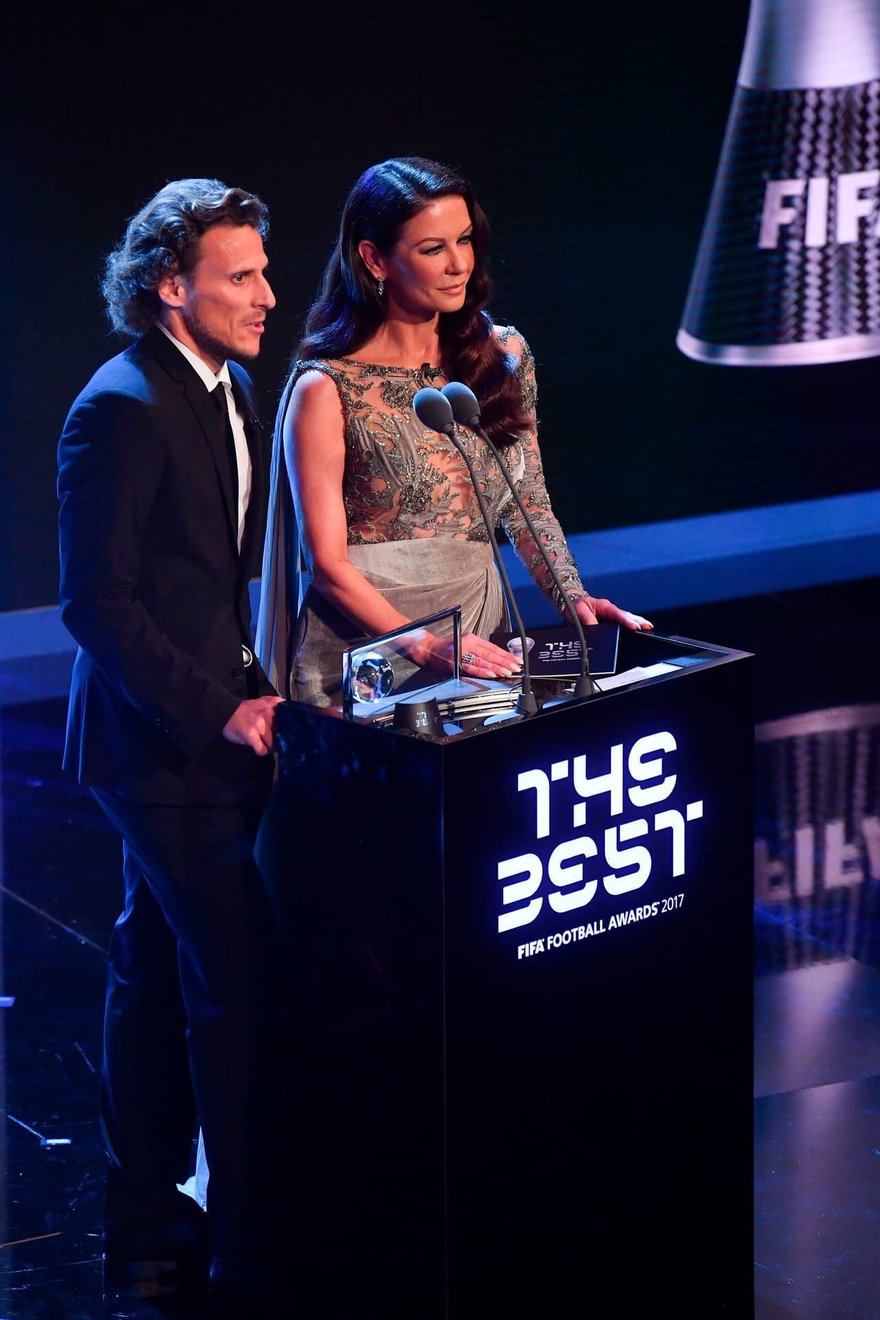 Diego Forlán, ex futbolista uruguayo, y Catherine Zeta-Jones, actriz de Hollywood, fueron quienes entregaron el
<b>Premio Puskas al mejor gol del 2017.</b>