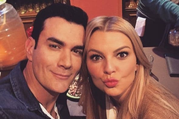 Por supuesto, este galán no se escapa de los besos de Marjorie de Sousa, quien es otra de nuestras nominadas besuconas.