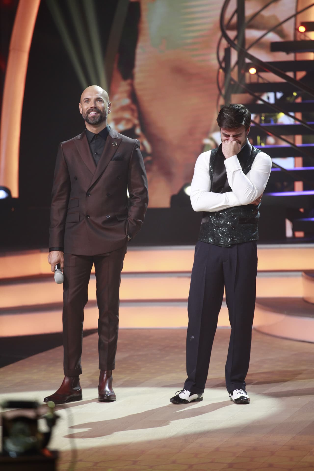 El rival de Greeicy fue Santiago Ramundo, quien no pudo contener sus lágrimas al recordar a su familia y a los maestros que lo han inspirado en su carrera. Bailó ‘Déjame vivir’ a ritmo de Cha cha; a pesar de su ejecutación, el punto fue para Rendón.