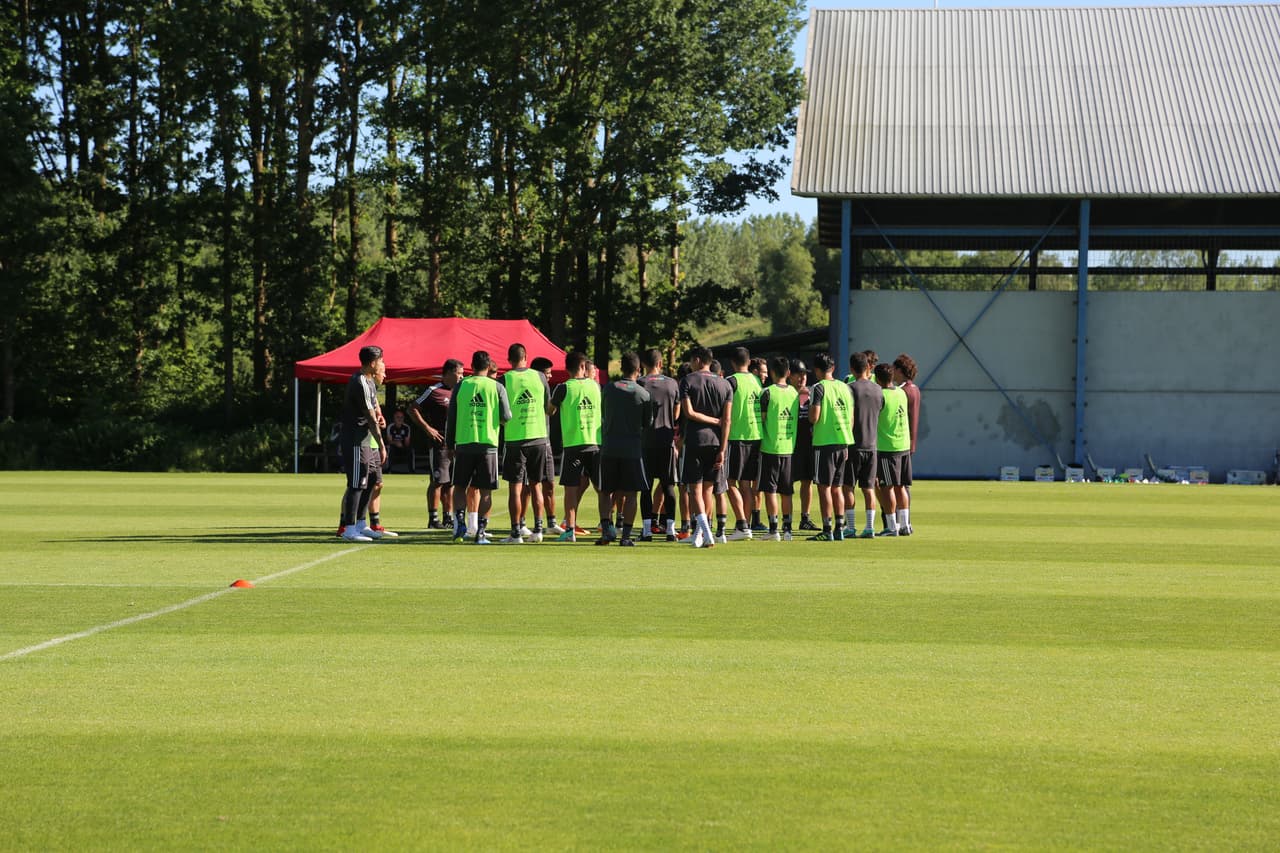 El grupo recibió con su ritual tradicional a Diego Reyes en sus prácticas de trabajo.