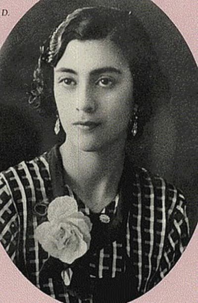 <b>La mujer ilustre:</b> 
<b>Rosario Castellanos (1925-1974) México</b>
<br>La 
<a href="https://www.britannica.com/biography/Rosario-Castellanos">enciclopedia británica la define como</a> "probablemente la escritora mexicana más importante del siglo XX". 
<a href="http://internacional.elpais.com/internacional/2016/05/24/mexico/1464116209_407106.html">Castellanos</a> asentó las bases del feminismo moderno narrativo con su tesis 
<i>Sobre cultura femenina</i>. Dedicó su obra a denunciar la discriminación de la mujer frente al hombre y fue embajadora en Tel Aviv, donde murió en un accidente doméstico. Sus restos descansan en la Rotonda de los Hombres Ilustres en la Ciudad de México, cuyo nombre fue actualizado para cambiar 'Hombres' por 'Personas'. 
<br>