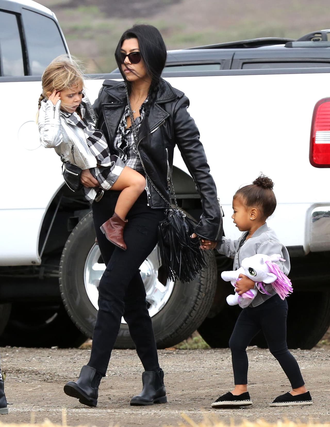 Kourtney Kardashian llevó a las pequeñas, North y Penelope a una granja para elegir sus calabazas.