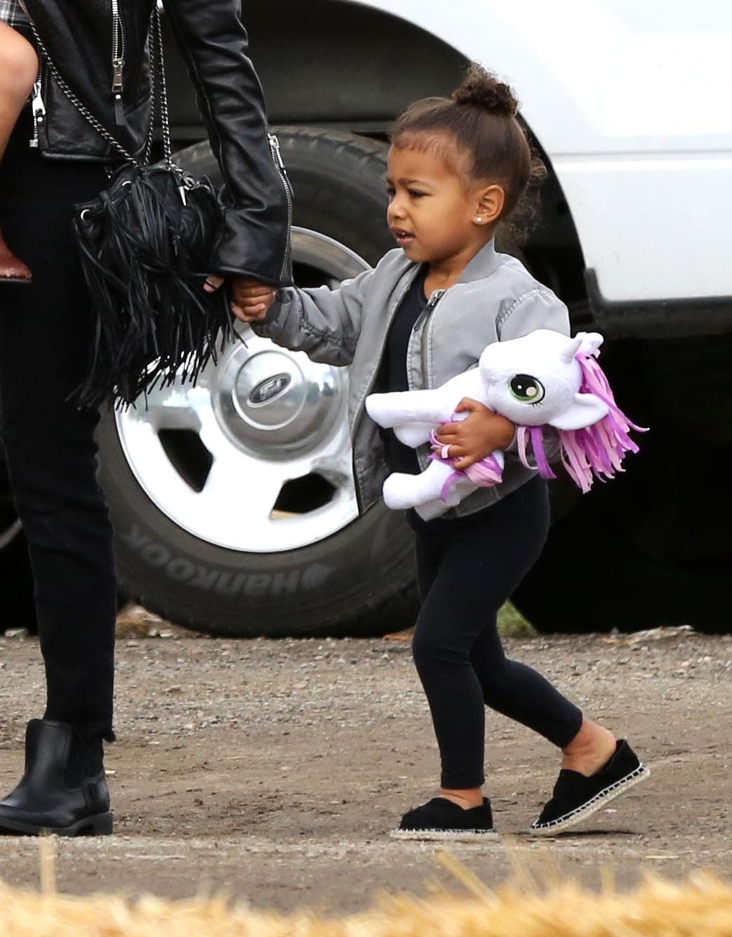 Como a todo niño pequeño, al principio North se mostraba algo molesta, ¿será porque su mami no la acompañó este año por su calabaza?