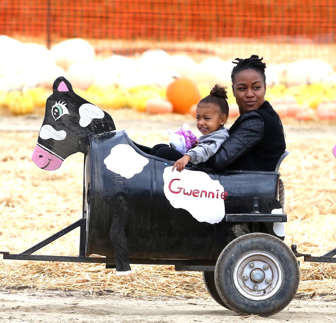 La hija de Kanye West se divirtió muchísimo en el parque.