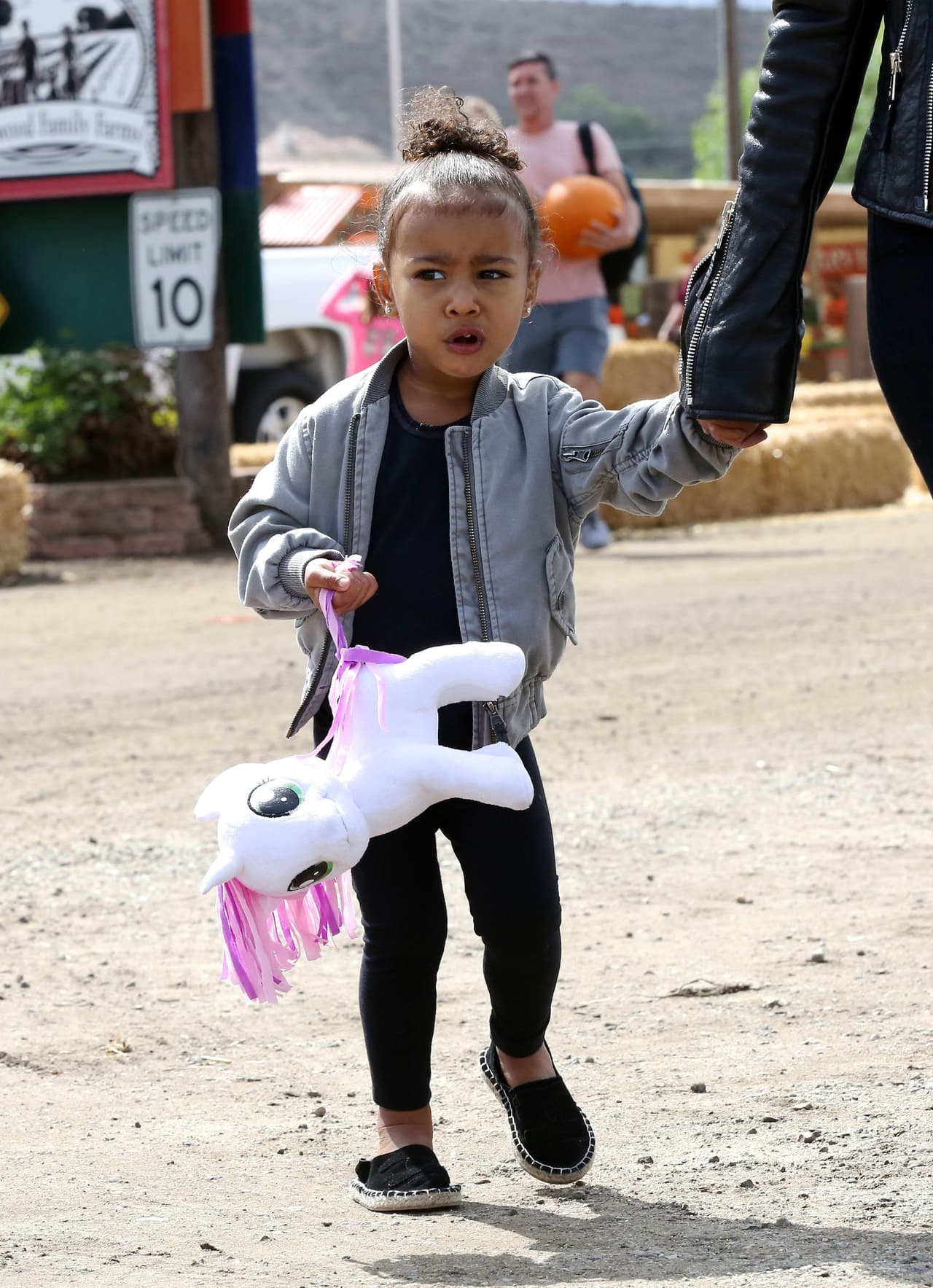 Nori West no soltó a su pequeño pony ni un momento.