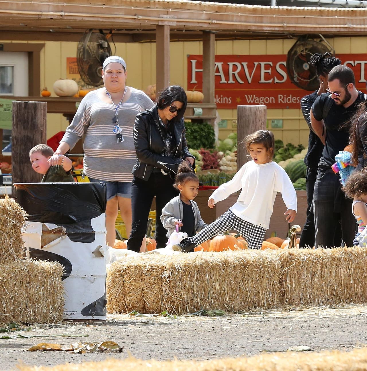 Kourtney siempre estuvo muy pendiente de cada paso de los pequeños.
