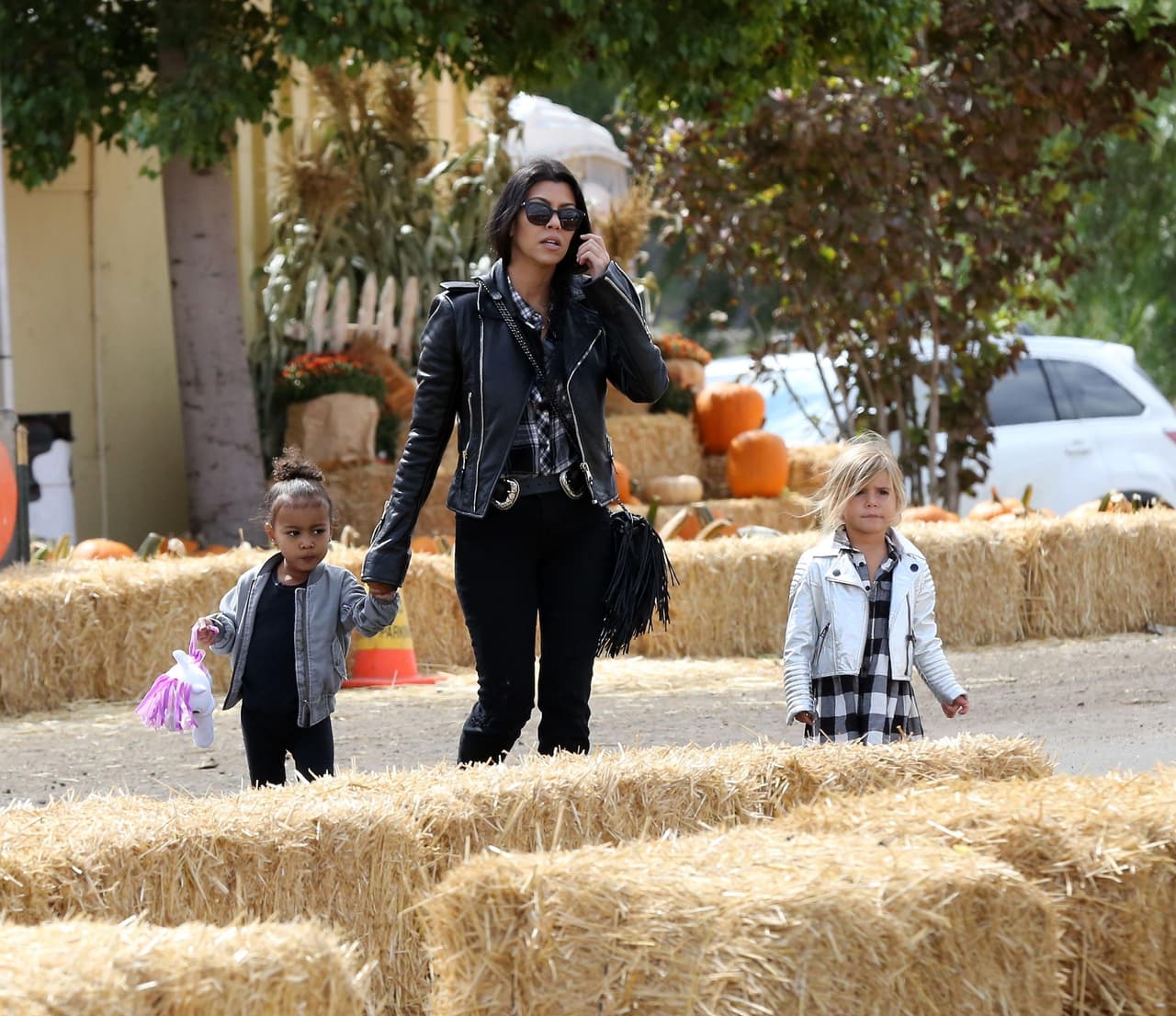 Por ser la más pequeña, Nori era tomada de la mano casi todo el tiempo por su tía.