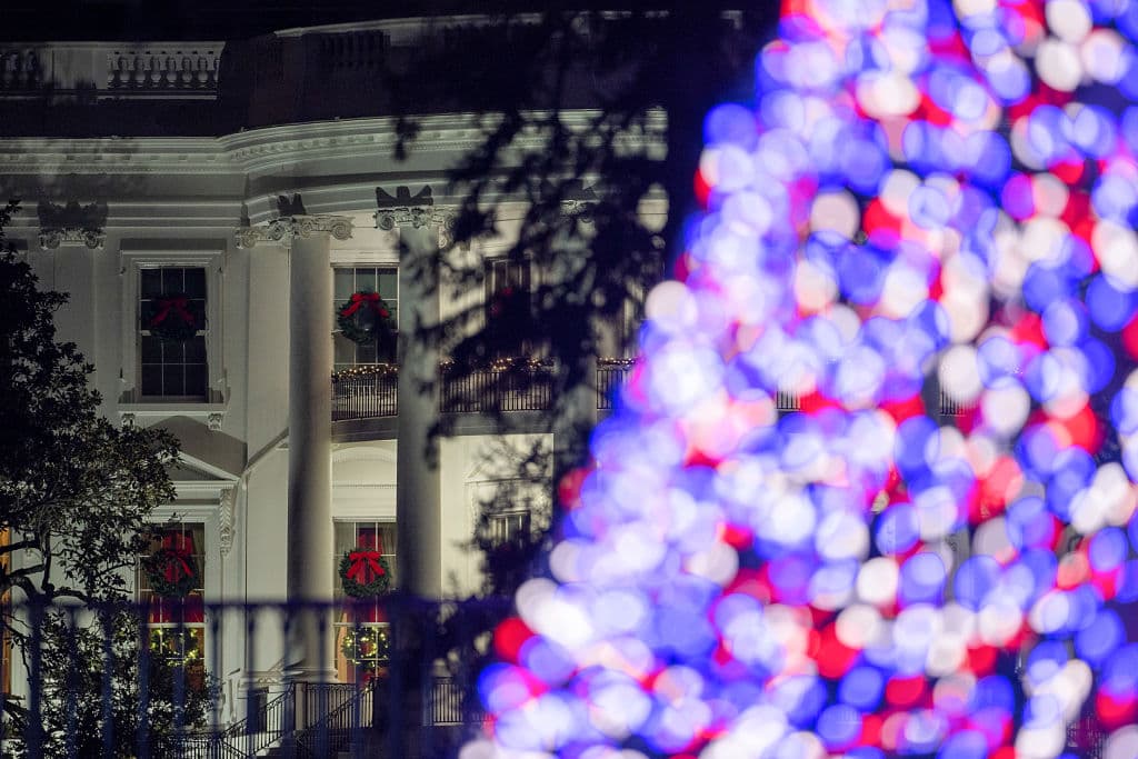 Así luce el Arbol Nacional de Navidad fuera del Ellipse park.