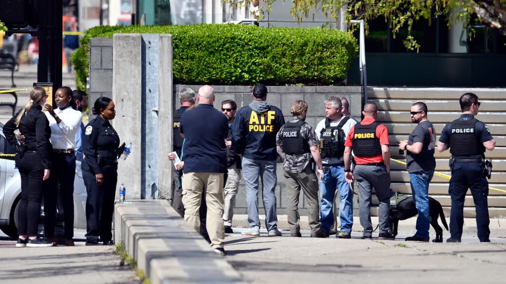 Las autoridades confirmaron que las cuatro personas que perdieron la vida en medio del tiroteo perpetrado en el Old National Bank de Louisville, Kentucky, son Joshua Barrick, Thomas Elliot, Juliana Farmer y James Tutt. Además, los investigadores precisaron que el sospechoso de perpetrar el ataque, quien fue abatido en la escena, tenía 23 años de edad. 
<b>Lee aquí más información sobre <a href="https://www.univision.com/noticias/tiroteos/tiroteo-deja-al-menos-5-muertos-en-louisville-kentucky " target="_blank">el tiroteo registrado en un banco de Louisville, Kentucky</a></b>. 
<br>