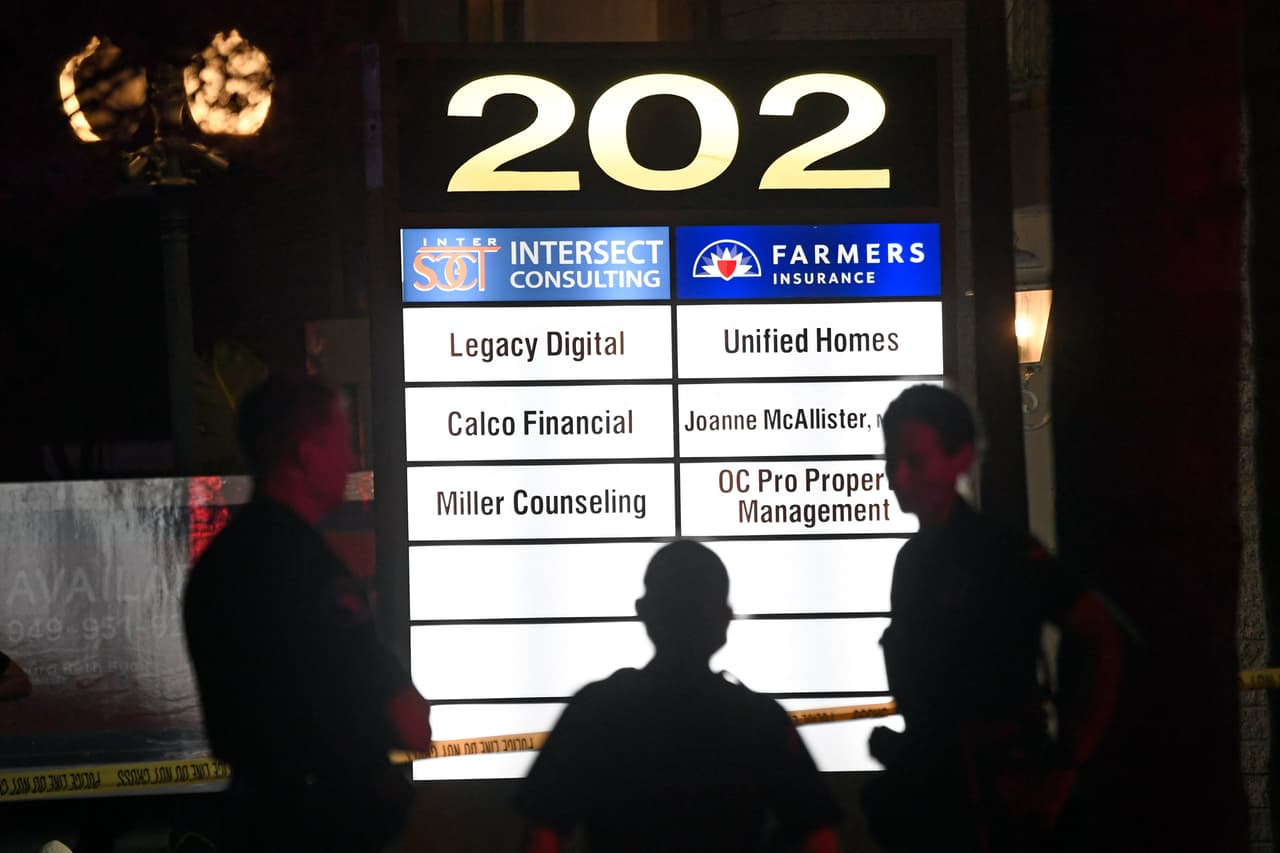 "Ningún policía de Orange resultó herido o muerto. Al parecer, llegaron al lugar y encontraron las puertas de hierro delanteras y traseras cerradas y aseguradas, lo que significaba que no podían ingresar a las instalaciones del patio o las ubicaciones para tratar de asegurar al sospechoso", dijo Spitzer.