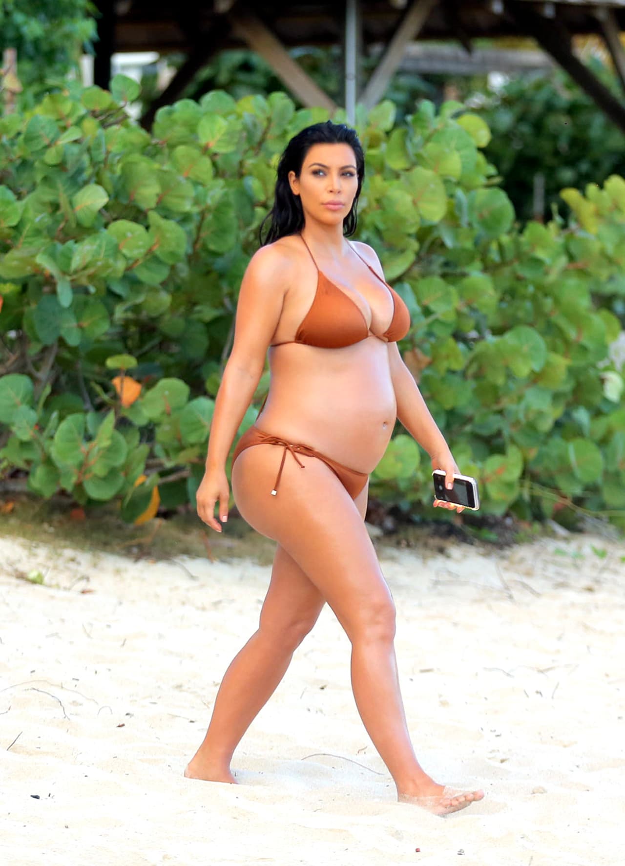 Kim no suelta el celular ni a la orilla del mar