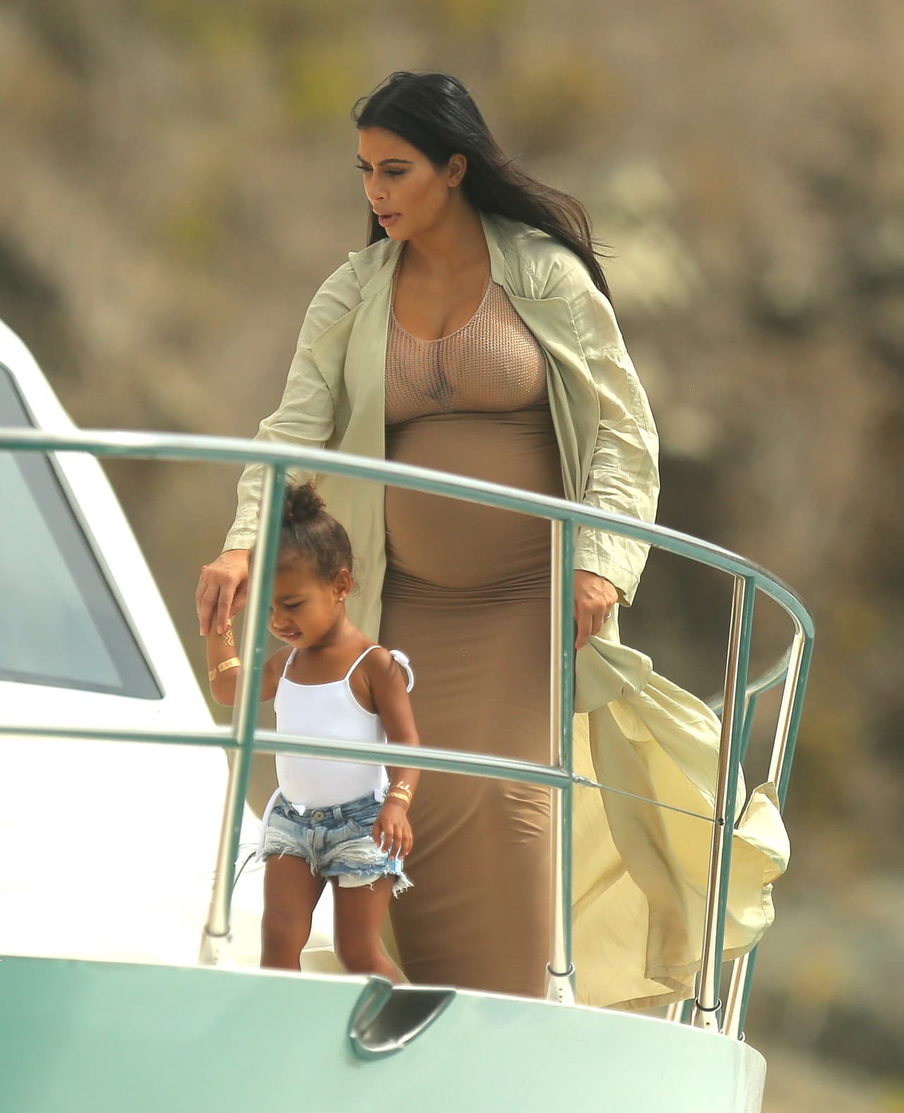 La Kardashian también aprovechó para presumir sus nuevas curvas.