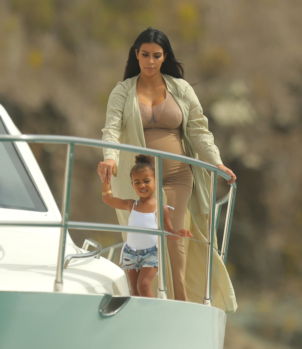 Durante sus vacaciones en St Barts vimos a Kim muy activa con su nena.