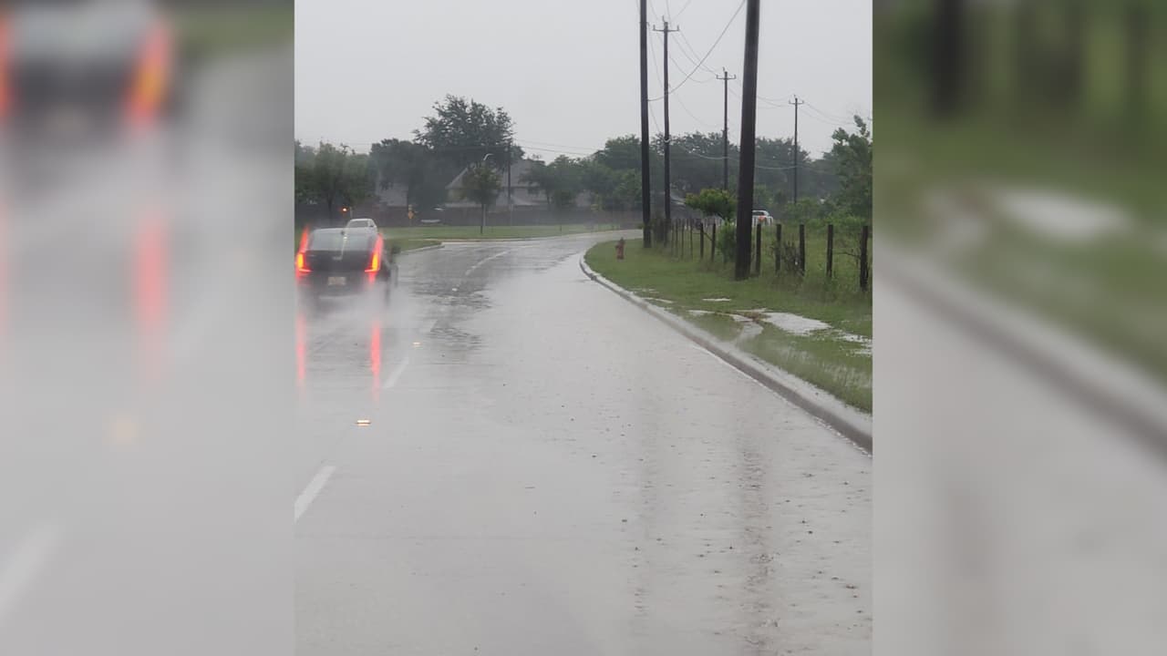Hay encharcamientos de agua en la calle Genoa Red Bluff pasando Space Center Blvd, informó el Precinto 2 del Condado Harris.