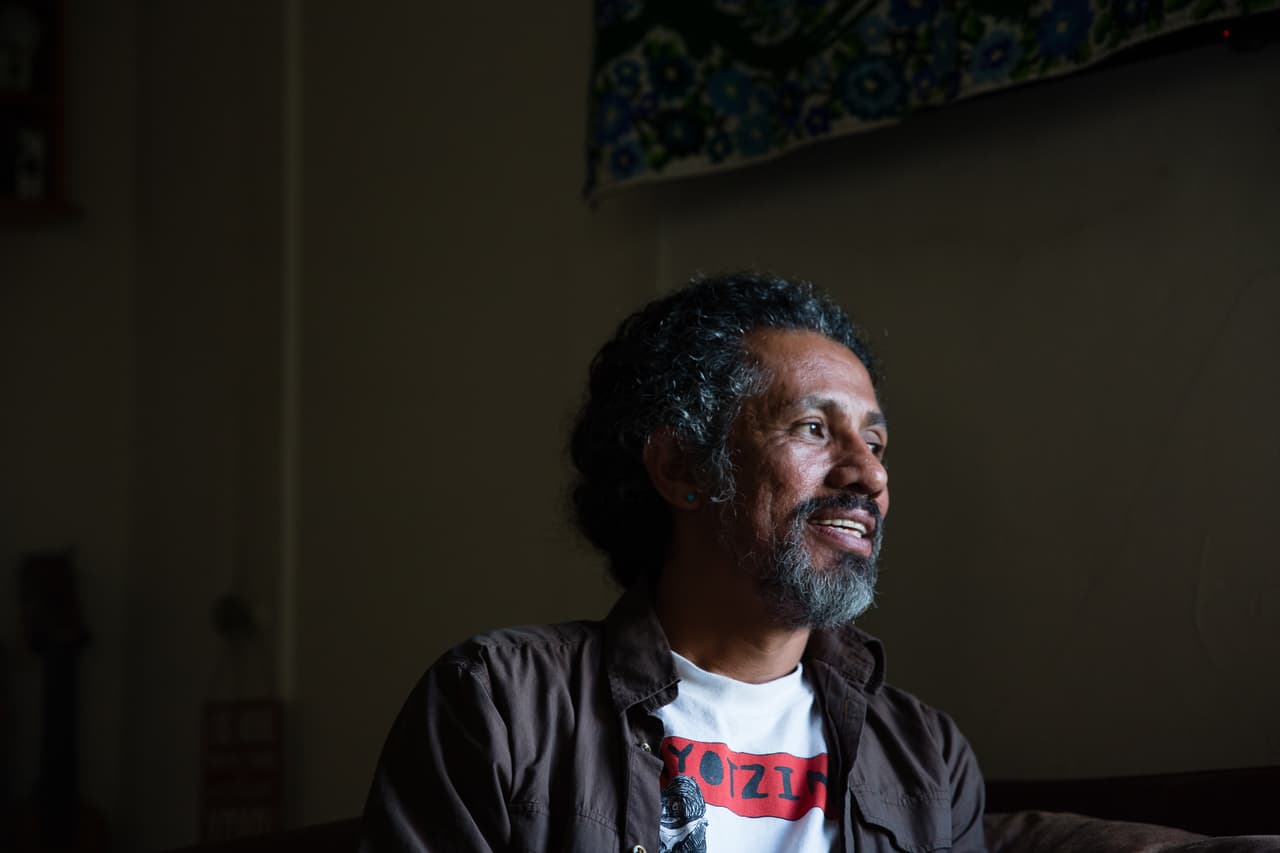 Abad nació en México y atravesó a nado el Río Grande a los 19 años. La terapia EMDR (Eye Movement Desensitization and Reprocessing) lo ayudó a susperar sus sentimientos de desesperanza.