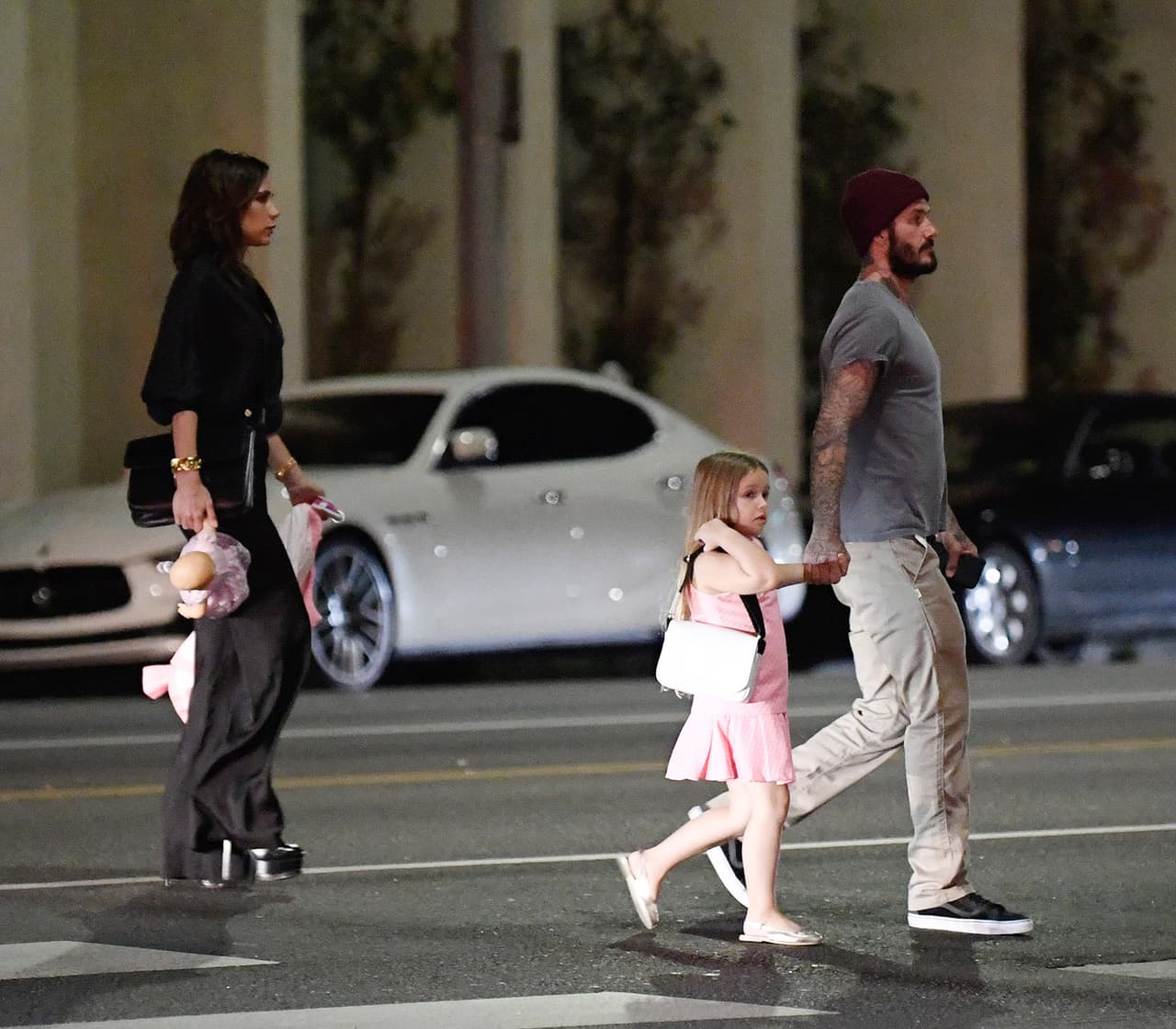 Con unas enormes plataformas para verse más alta.