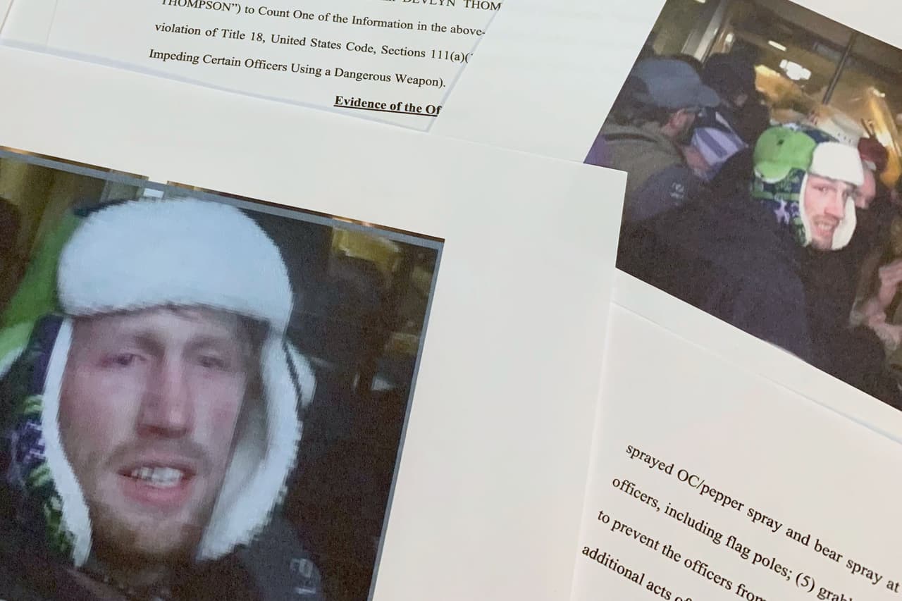 <b>Devlyn Thompson</b>
<br>
<br>Fue sentenciado a 46 meses de prisión por agredir a agentes de policía con un altavoz y una barra de metal durante el asalto al Capitolio.
<br>
<br>Más de 140 participantes de la turba del 6 de enero de 2021 enfrentan cargos similares.
<br>