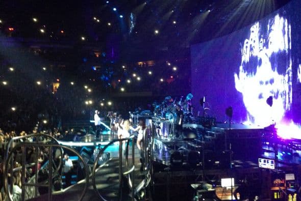 Con el US Airways completamente repleto, Pitbull y Enrique Iglesias hicieron retumbar el centro de Phoenix con un tremendo fiestón que duró más de 3 horas. En el concierto, estaban presentes celebridades como Jessica Cediel del Gordo y La Flaca y William Valdes de Despierta America, entre otros. Durante el show, los fans enloquecieron y corearon los éxitos de ambos artistas. Enrique Iglesias, hasta saltó del escenario para interactuar con su público y tomarse selfies con ellos.