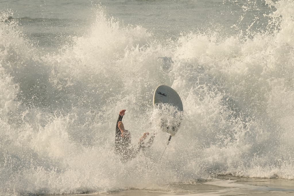 ¿A qué se expone un surfista en condiciones como las actuales en Topanga Beach? Lo menos que sufrirá es una caída, pero su vida enfrenta un serio peligro.