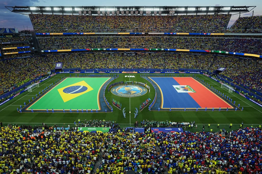 Una vista general de las enormes banderas que adornan la cancha al incioinicio del encuentro.