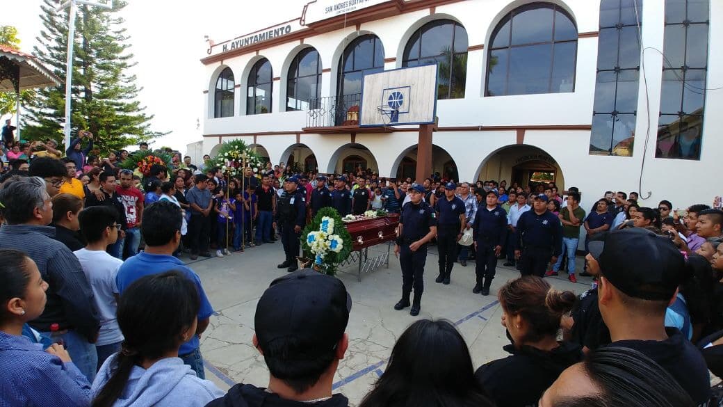 Ya en la explanada del H. Ayuntamiento, se le rindió un homenaje de cuerpo presente de parte de las autoridades municipales, quienes señalaron que Virgilio Ruiz era un hijo predilecto no sólo de su pueblo, sino del estado de Oaxaca.