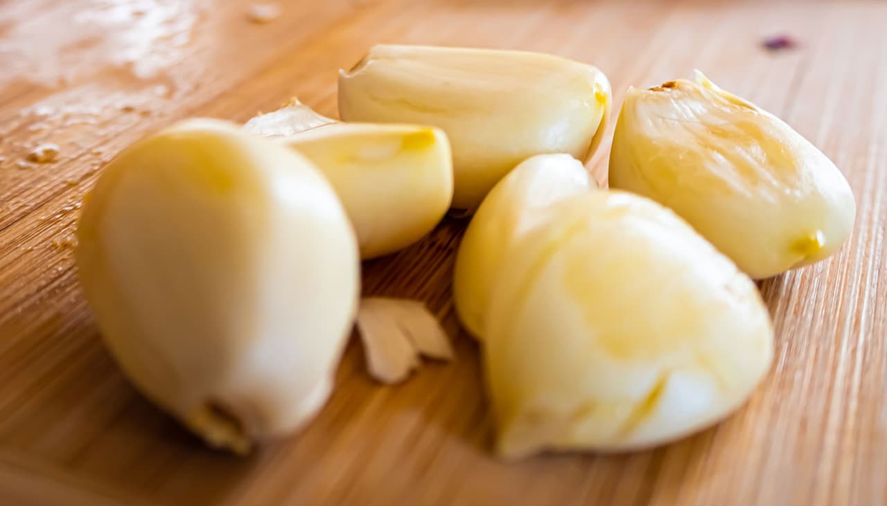 Item muito simples pode te ajudar a descascar dentes de alho com mais facilidade 