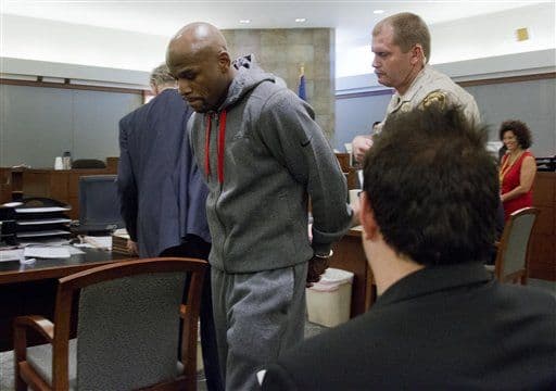 Floyd Mayweather Jr. purgó una condena de tres meses en el 2012 en el Estado de Nevada después de perder el juicio por agredir a su ex novia.