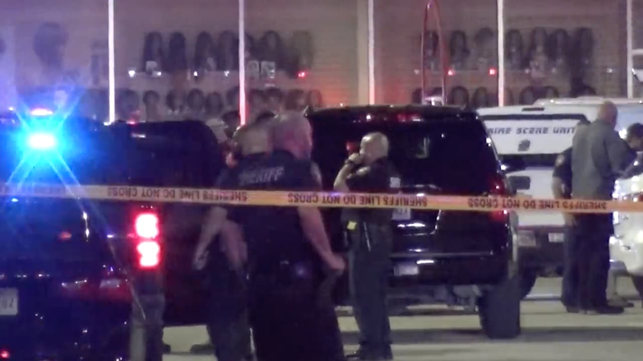 Cuando salía con su esposa del establecimiento ubicado en la cuadra 2900 de FM 1960 y Aldine Westfield, vio un automóvil Nissan Altima estacionado de reversa detrás de su camioneta. Los hombre estaban debajo de su auto, al parecer intentaban robar el convertidor catalítico.