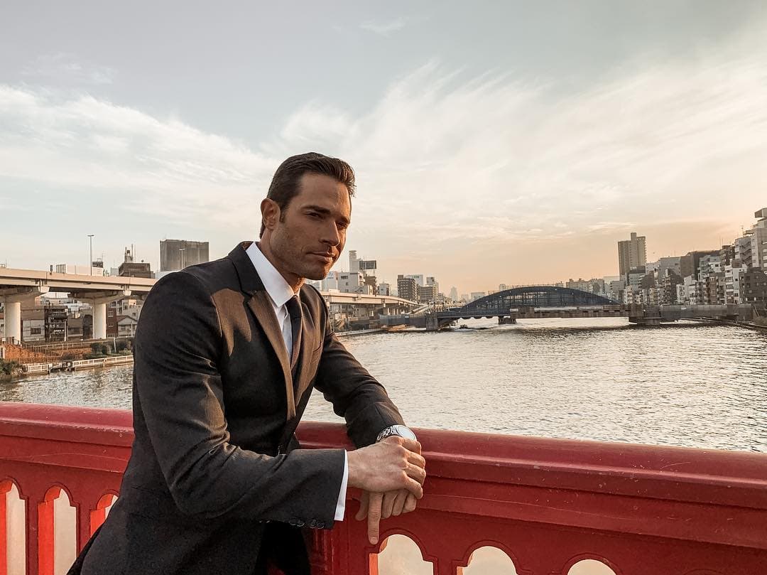 Para finalizar, Sebastián Rulli indica que 
<a href="https://www.univision.com/shows/el-dragon">El Dragón</a> no solo es una serie de acción, también de profundos mensajes: “Está complicado escoger uno porque deja varios, como por ejemplo que todo lo que hacemos tiene un efecto… Es una historia muy compleja. Lo mejor es que cada uno los descubra. El final los va a dejar con la boca abierta a todos”. 
<br>