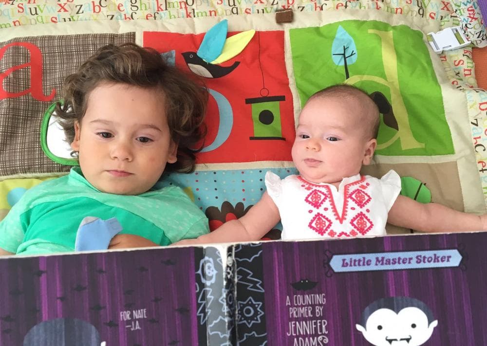 Bruce disfruta de la compañía de su hermanita y hasta comparte con ella su libros favoritos.