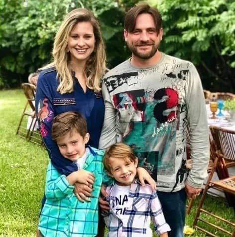 Alejandro, a quien el cantante de 'Bésame' tuvo durante su matrimonio con Ana Vaz, está casado desde hace más de 10 años con Ximena Datorre Torres, la ejecutiva de una compañía de software.
<br>