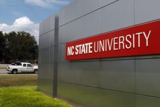 Universidad de Carolina del Norte cierra una fraternidad tras escándalo por racismo