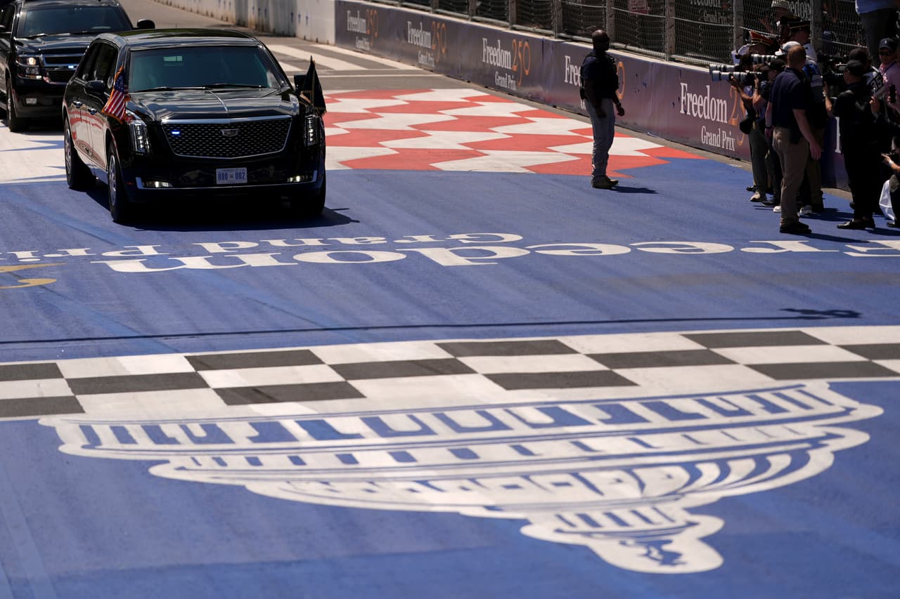 El presidente Donald Trump, a bordo de la limusina presidencial conocida como "La Bestia", da una vuelta a la pista antes de la carrera de autos IndyCar Freedom 250 Grand Prix, el domingo 23 de agosto de 2026, en Washington.
