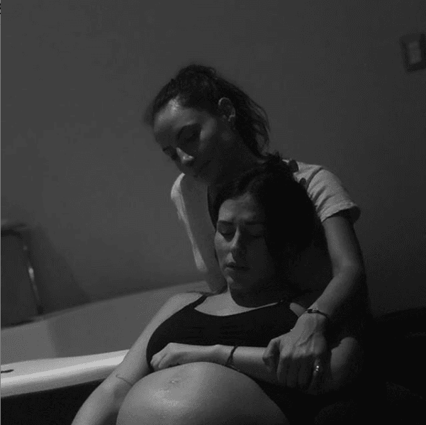 Luka nació el 20 de mayo en un parto en agua que la misma Zuria relató en sus redes sociales. Marimar, su hermana, la acompañó en tan especial momento.