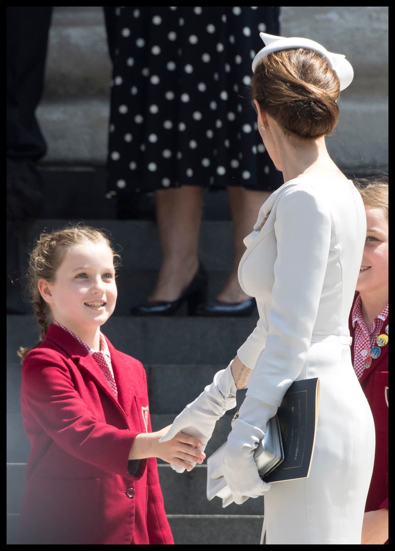 El atuendo de Jolie llamó la atención de los expertos en moda, quienes consideraron que su look "era digno de cualquier royal".