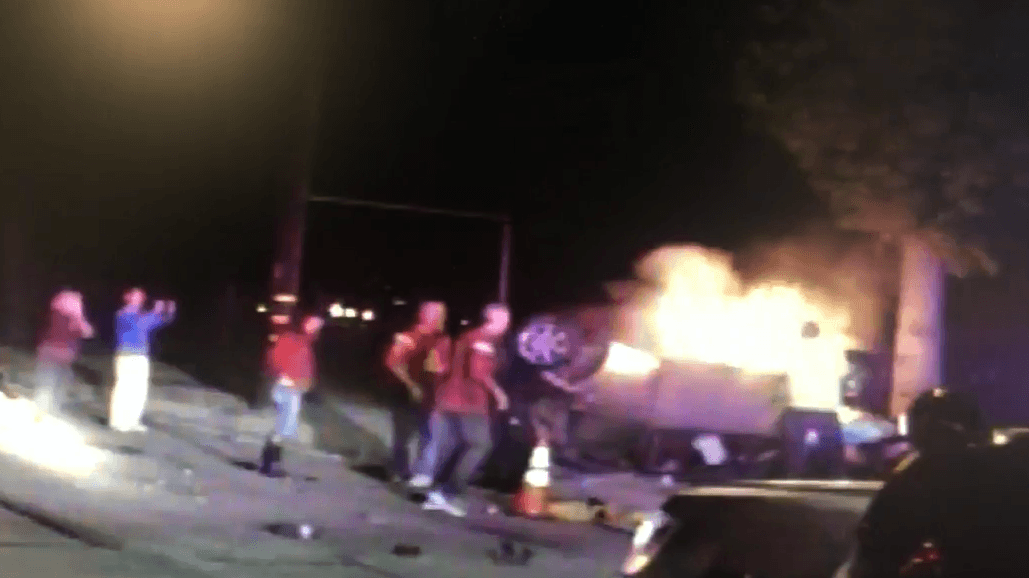 Rescatan a un hombre atrapado en su vehículo al volcarse y quedar envuelto en llamas