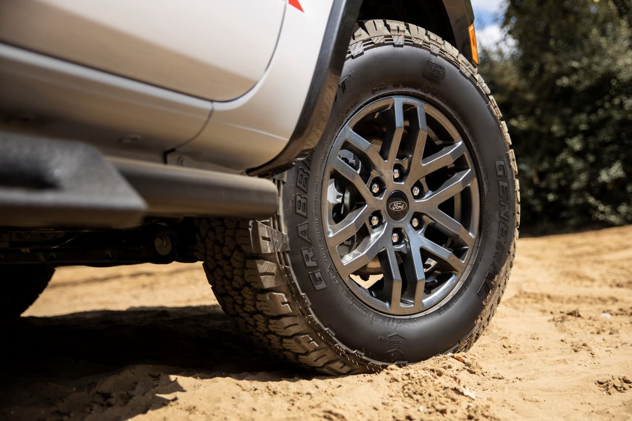 Estos neumáticos revisten a un nuevo juego de rines de 17 pulgadas como los que equipa la versión Raptor de otros mercados.
<br>